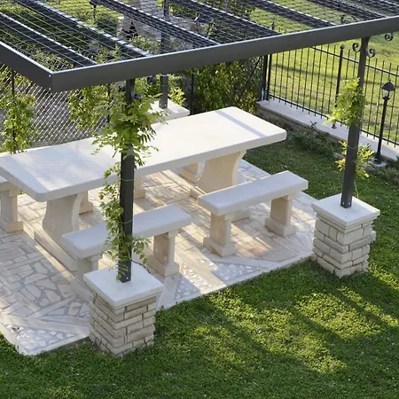 Cozy 2-bed Apartment, Petrella Apartmán