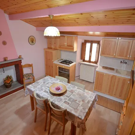 Cozy 2-bed Apartment, Petrella *
