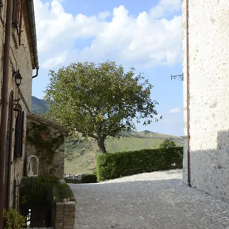 Cozy 2-bed Apartment, Petrella *