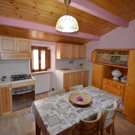 Cozy 2-bed Apartment, Petrella *
