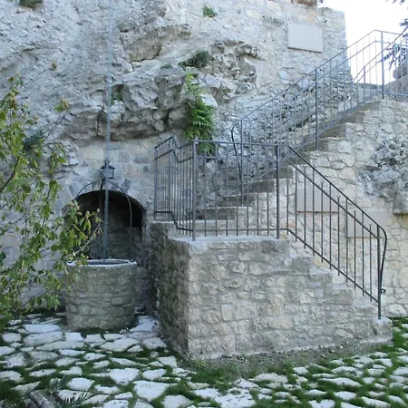 Cozy 2-bed Apartment, Petrella Petrella Guidi