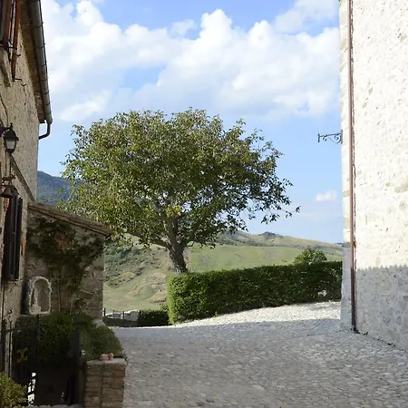 Belvilla By Oyo Graceful With Garden * Petrella Guidi