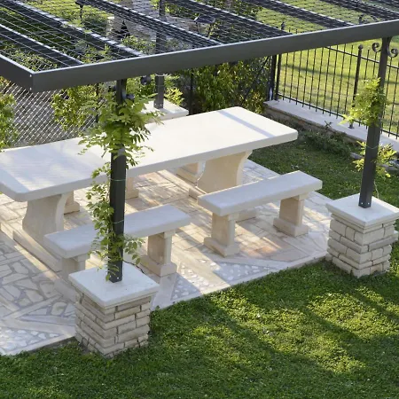 Belvilla By Oyo Graceful With Garden * Petrella Guidi