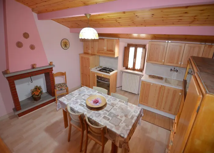 Cozy 2-bed Apartment, Petrella *