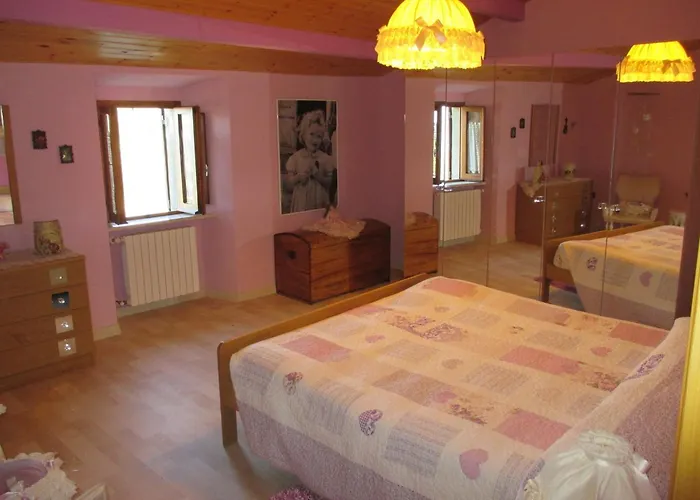 Daire Cozy 2-bed Apartment, Petrella