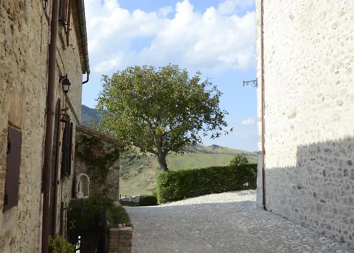 Cozy 2-bed Apartment, Petrella *