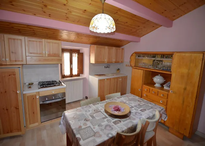 Cozy 2-bed Apartment, Petrella *