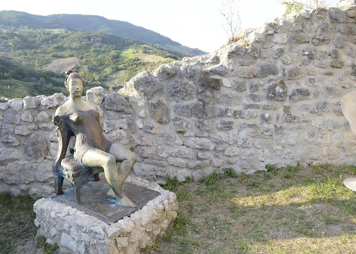 Daire Cozy 2-bed Apartment, Petrella